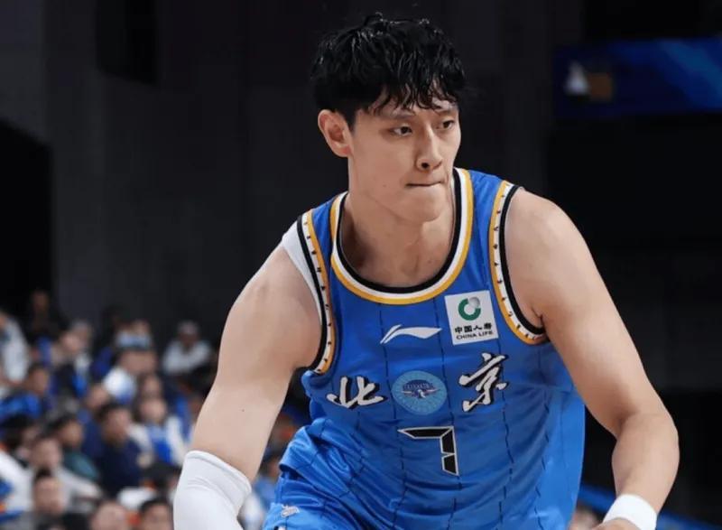 天天盈球足球比分-曾凡博醒不了了？无持球+三分罚球效率低下，末节仍在持续犯错！