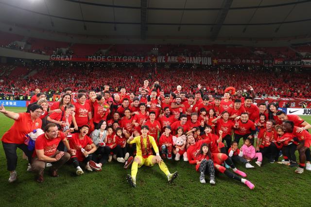 天天盈球足球比分-实力退步且不断犯错 海港最终夺冠需谢天谢地谢人