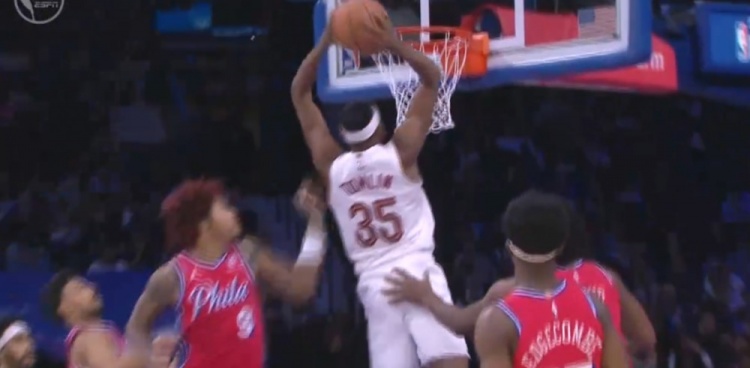 天天盈球网-追回来了！汤姆林切入接泰森妙传双手砸扣2+1