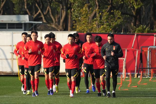 1642410319328092824.jpg 国足内部PK赛后恢复训练 吴曦等六国脚因伤休整